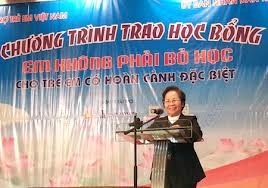 Vice President Nguyen Thi Doan gives scholarships to disadvantaged children 