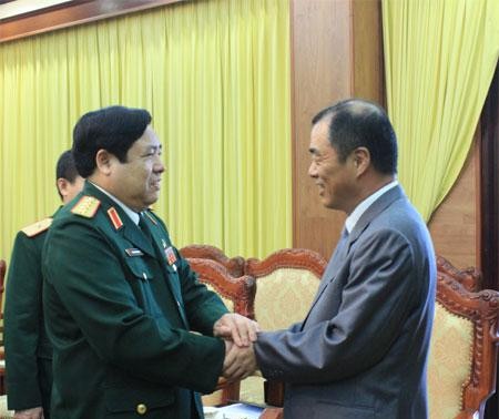 General Phung Quang Thanh receives Chinese and Thai ambassadors