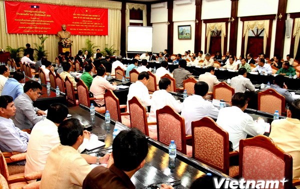 Vietnam and Laos share experience in economics and vision to 2030