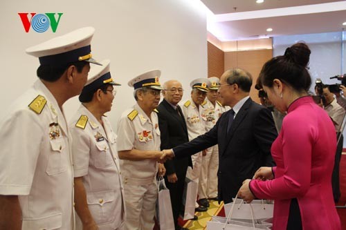 NA Chairman Nguyen Sinh Hung meets ex-servicemen on no-number ships 