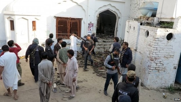 Explosion at Shiite mosque in Pakistan kills at least 20 people