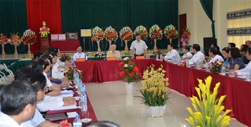 Party leader Nguyen Phu Trong works with Lang Son provincial authorities