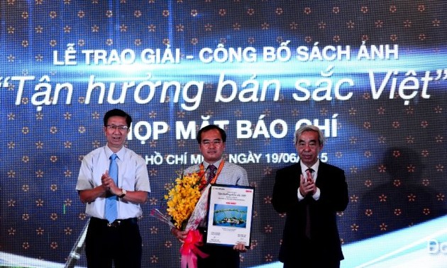 Winners of photo contest “Enjoy Vietnamese identity” awarded 