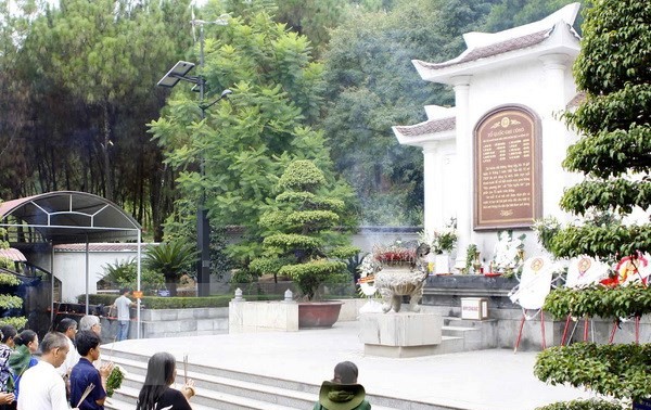 VFF President offers incense at Dong Loc T-junction historical relic site