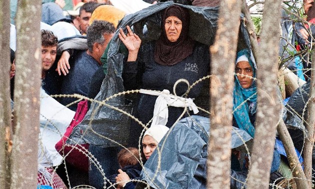 Hundreds of refugees cross Macedonia’s border
