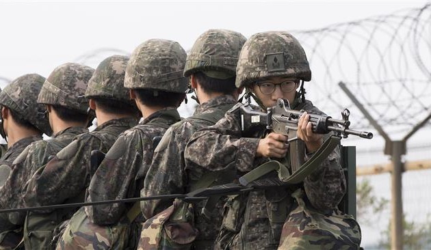 Two Koreas lower level of war alert in the border 