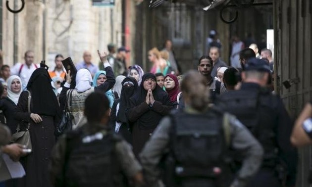 Clashes between Israel police and Muslims in Jerusalem enter third day