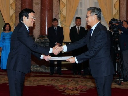 President Truong Tan Sang receives new ambassadors 