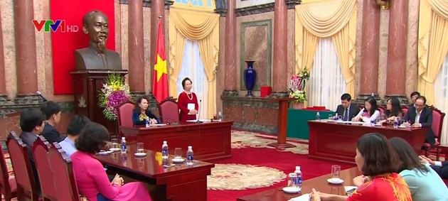 Vice President receives outstanding teachers in educating disabled pupils