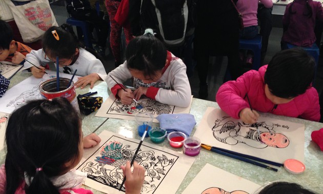 Program “Explore and create Tet paintings with children”