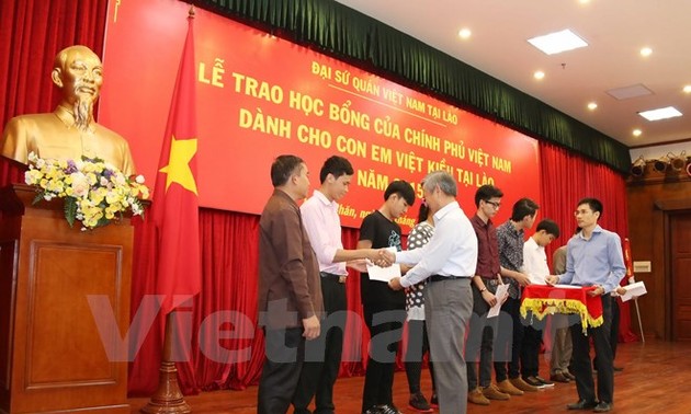 More OV students in Laos receive scholarships