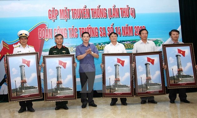 Photo exhibition on Vietnam’s sea and islands in Dong Van stone plateau 