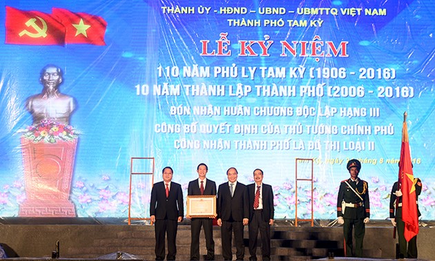 Prime Minister urges to develop Tam Ky into a modern city