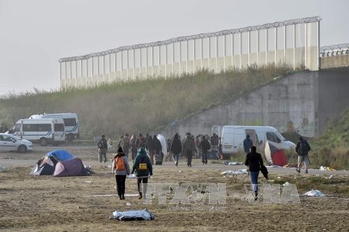 Britain refuses to receive more child migrants from Calais refugee camp