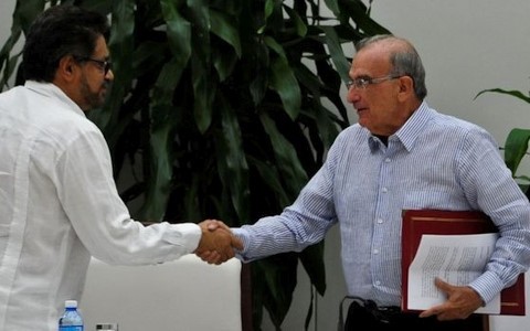 Colombian government, FARC sign new peace deal