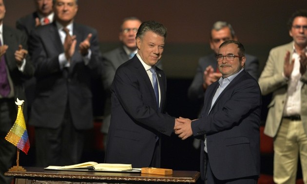 Colombia, FARC sign revised peace deal 