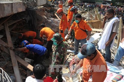 Indonesian President Joko Widodo inspects earthquake-hit area