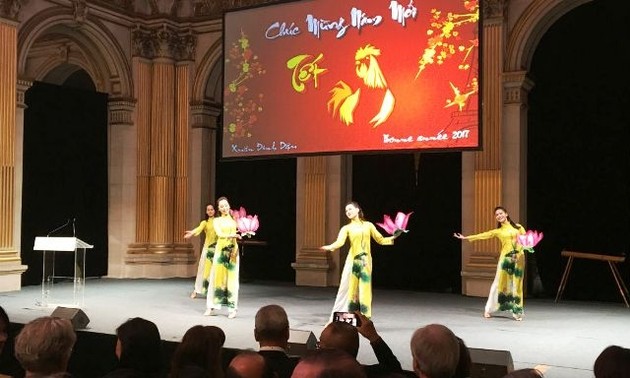 Overseas Vietnamese in France celebrate Year of the Rooster