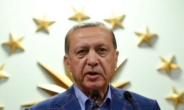 Europe reacts cautiously to Turkish referendum