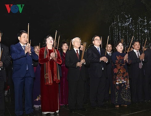 Party chief joins Hanoi residents on Lunar New Year's Eve 