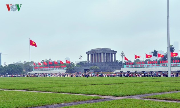 People pay tribute to President Ho Chi Minh on Reunification Day