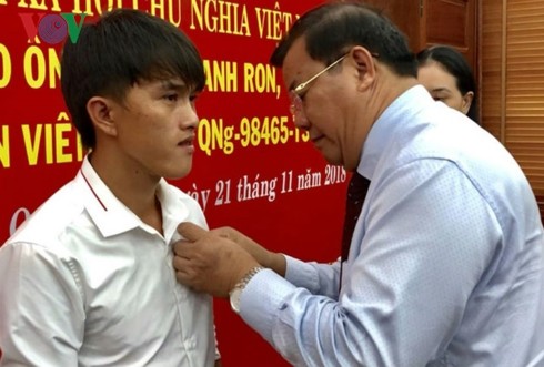 Quang Ngai fisherman honored for saving people at sea