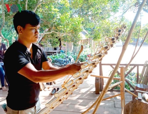 Se Dang youth inspires passion for traditional music