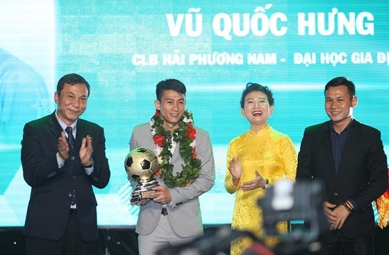 Vu Quoc Hung wins futsal award 