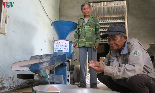 Ninh Thuan farmer invents new corn husking machine