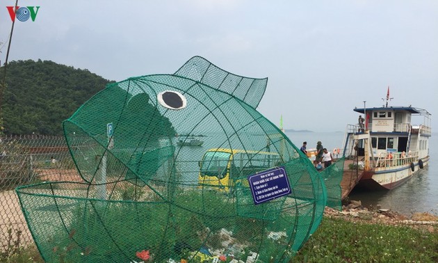 Fish-shaped bamboo dustbins help protect environment in Cai Chien island