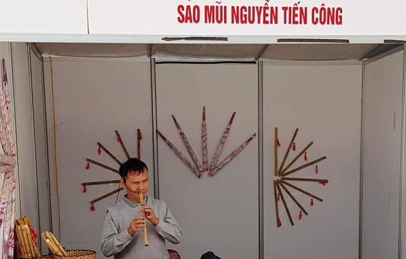 Blind artist who can play the flute with his nose