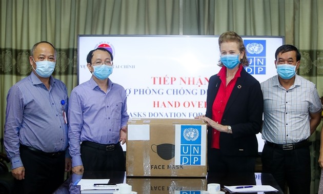 UNDP provides surgical masks to Vietnam 