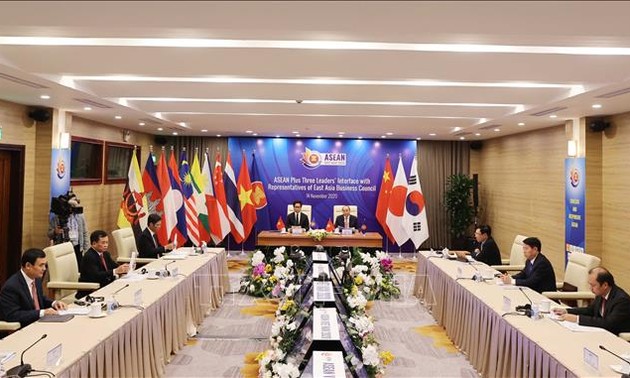 ASEAN+3  leaders talk with East Asia Business Council representatives