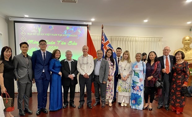 Diplomatic agencies celebrate Tet with OVs