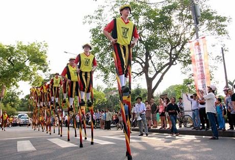 Belgium stilt walking artists ready to join Hue Festival 2022