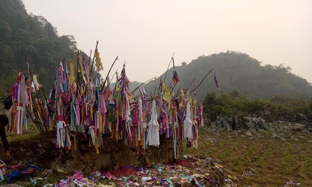 Grave visiting tradition of Dao ethnic people 