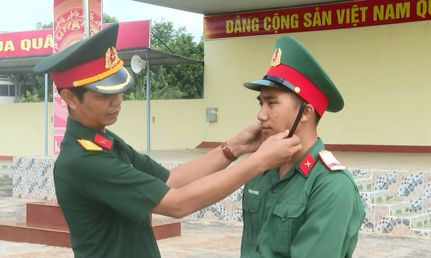E De military officer serves as role model in following President Ho Chi Minh’s moral example 