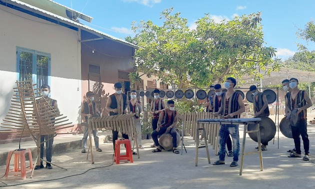 Central Highland band preserves traditional music 