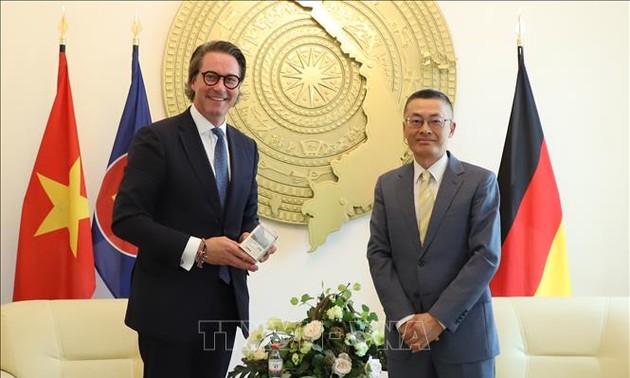 Vietnamese ambassador works with German parliamentarian on bilateral cooperation 