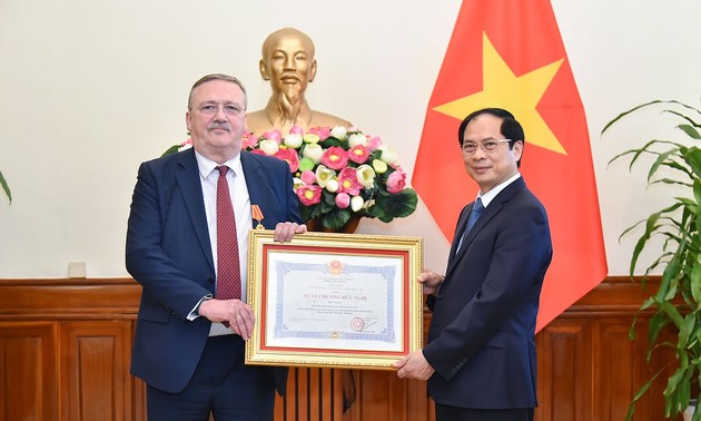 Friendship Order presented to Hungarian Ambassador to Vietnam 