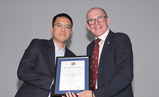 First Vietnamese wins award of UK Royal Aeronautical Society