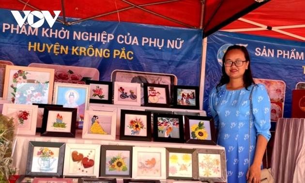 Dak Lak woman promotes paper quilling art
