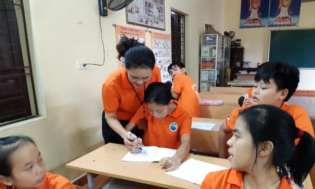 Hanoi teacher provides free classes for disabled children for 20 years