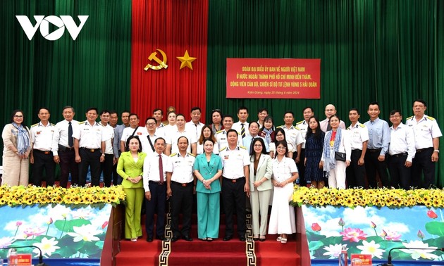 Overseas Vietnamese visit their homeland's seas and islands
