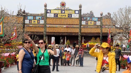 Hàng ngàn du khách quốc tế đến Việt Nam những ngày đầu năm mới
