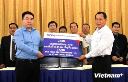  BIDV hỗ trợ máy tính, máy in cho báo chí Lào 