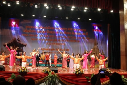 Việt Nam biểu diễn chương trình nghệ thuật mừng Quốc Khánh Lào