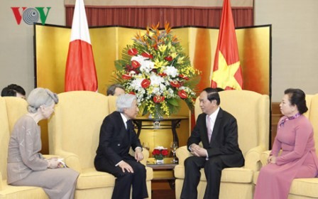 Nhà vua và Hoàng hậu Nhật Bản rời Hà Nội đi thăm thành phố Huế 