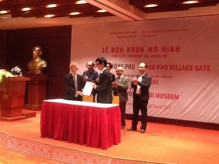 Bảo tàng Hà Nội đón nhận mô hình cổng làng Mông Phụ do Giáo sư, Kiến trúc sư người Nhật  trao tặng