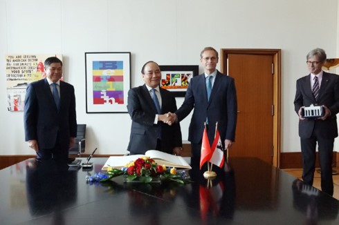 Thủ tướng Nguyễn Xuân Phúc gặp Thủ hiến kiêm Thị trưởng Berlin